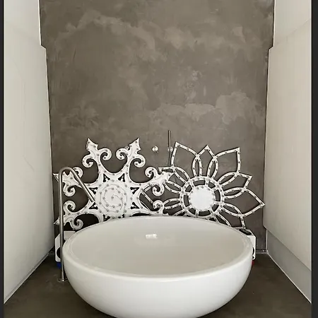 Modern Luxury Pool House *