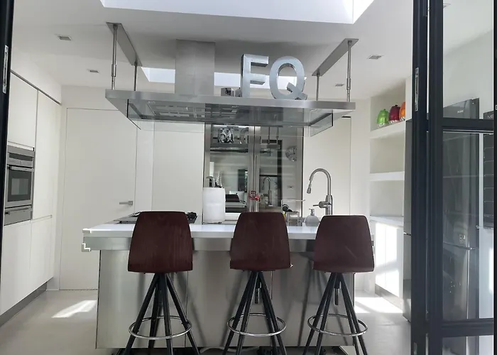 Modern Luxury Pool House בית נופש *