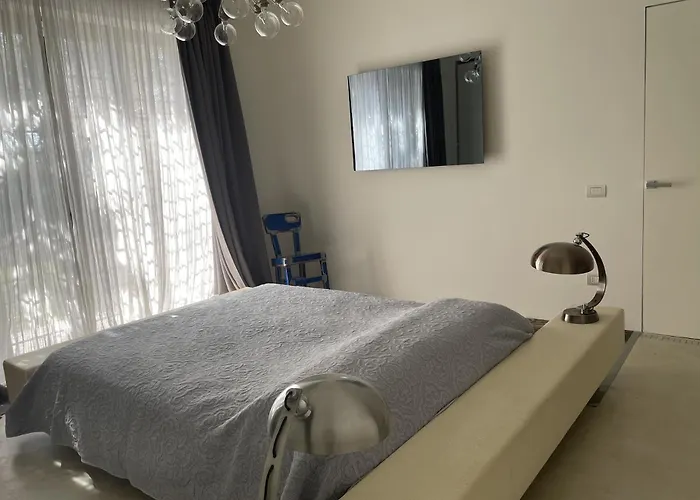 Modern Luxury Pool House Hébergement de vacances