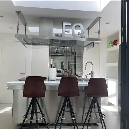 Modern Luxury Pool House בית נופש *